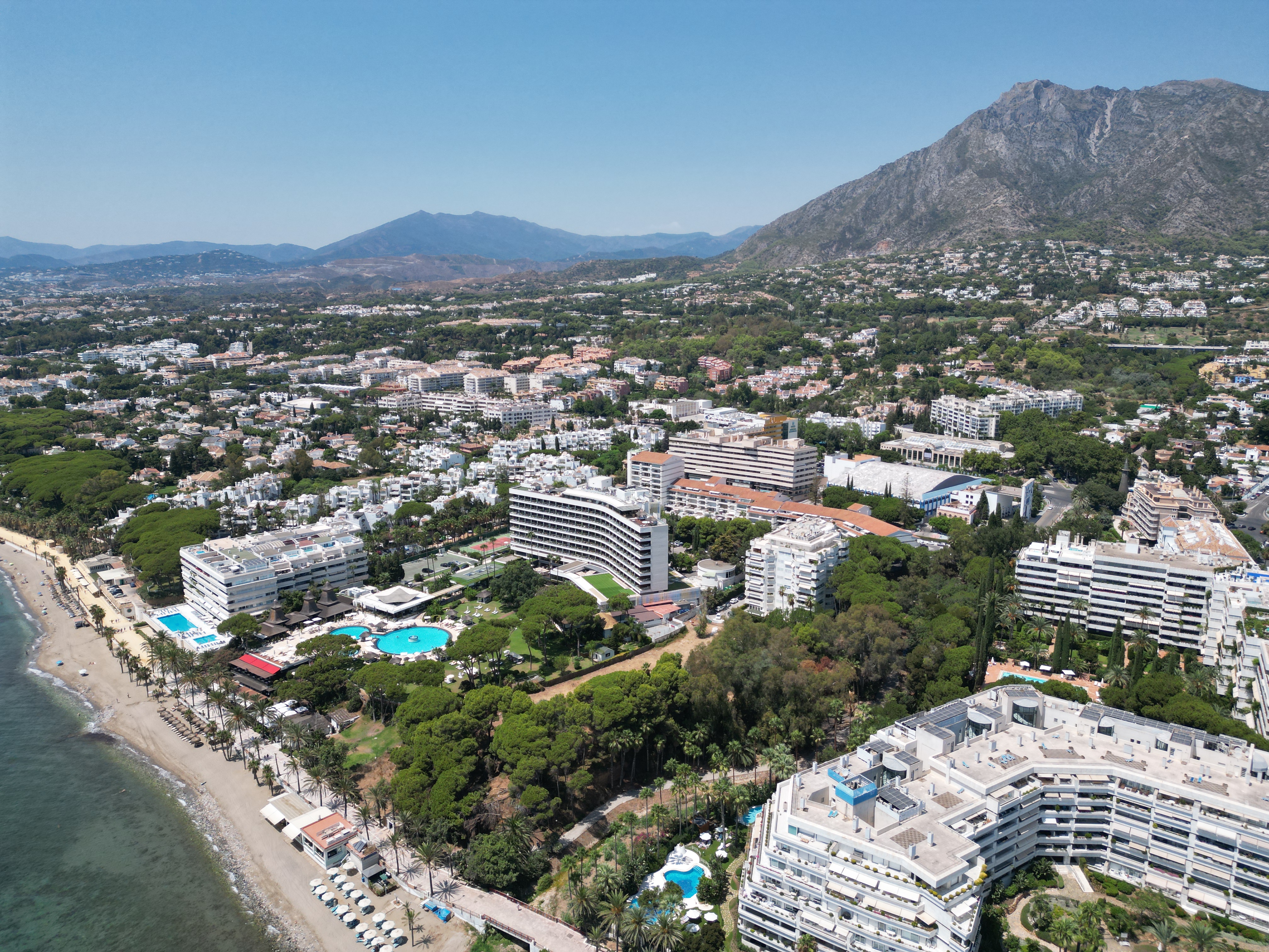 hero-drone-1 Piloto profesional de dron capturing aerial footage in Marbella